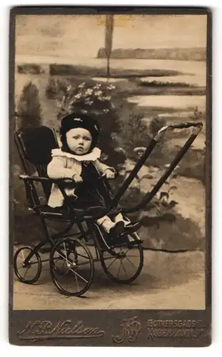 Fotografie N. P. Nielsen, Kobenhavn, dänisches Kleinkind im Kinderwagen Hohlrohgestell mit Hartgummireifen