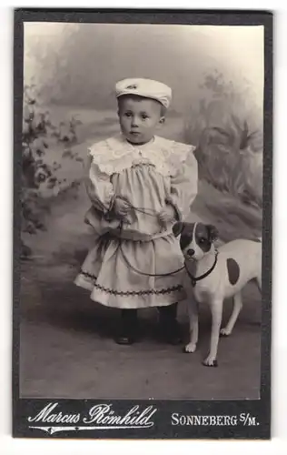 Fotografie Marcus Römhild, Sonneberg S.-M., niedliches Mädchen mit ihrem Stoffhund an der Leine