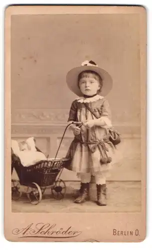 Fotografie A. Schröder, Berlin, süsses Mädchen im Kleid mit Puppe im Puppenwagen, ganz wie die Mama