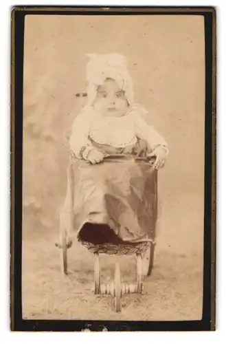 Fotografie C. W. Breitengross, Crimmitschau, Kleinkind sitzt im Kinderwagen mit Regendecke