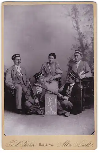 Fotografie Paul Gerber, Halle / Saale, Studenten und Studentin mit Couleur und Schild samt Zirkel, 1894