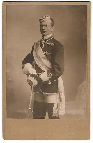 Fotografie unbekannter Fotograf und Ort, junger Student im vollen Wichs mit Schläger und Biertönnchen