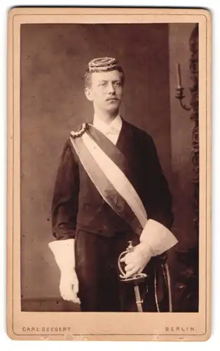 Fotografie Carl Seegert, Berlin, Student im Anzug mit Schläger und Biertönnchen, Couleur