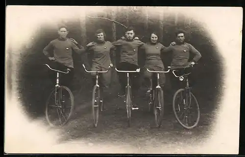 Foto-AK Fünf Radsportler balancieren auf ihren Rädern