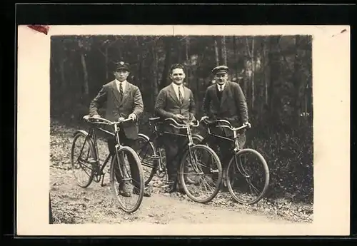 AK Drei Herren mit Fahrrädern