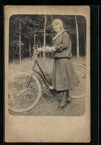 AK Dame in Matrosenkleid mit Fahrrad