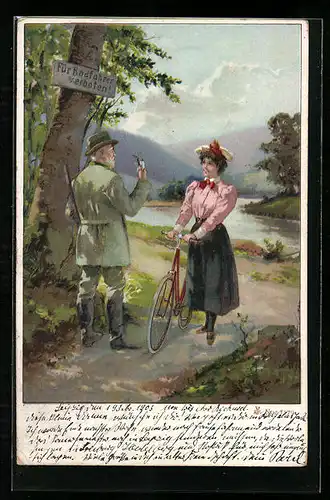AK Frau schiebt ihr Fahrrad neben einem Jäger her