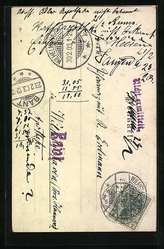 AK Frau schiebt ihr Fahrrad neben einem Jäger her