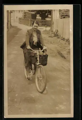 AK Dame in Rock und Blazer auf Fahrrad