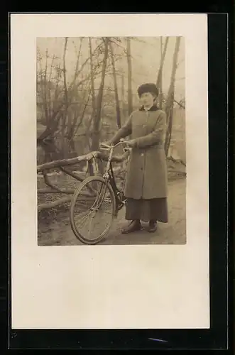 AK Dame im Mantel mit Pelzmütze und Fahrrad
