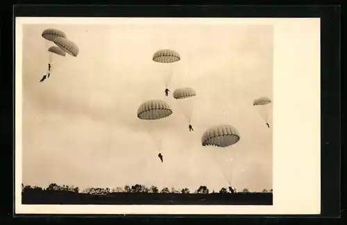 AK Fallschirmjäger kurz vor der Landung