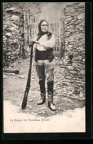 AK Korsika / Corse, Le Bergère de Venzolasca, Frau in derben Stiefeln mit Gewehr