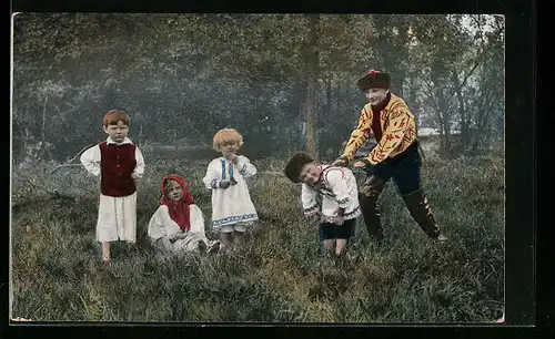 AK Ukrainische Kinder spielen im Wald