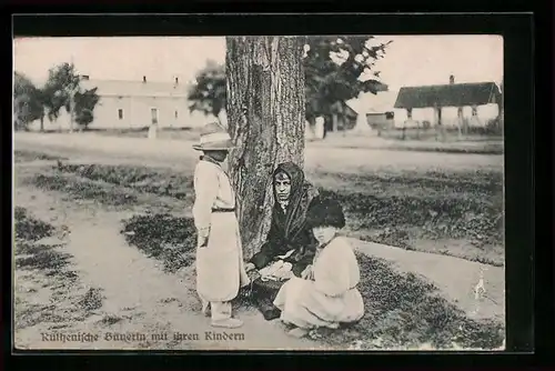 AK Ruthenische Bäuerin mit ihren Kindern an einer Strasse