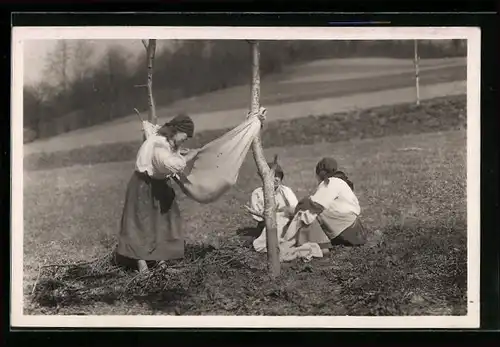 AK Ukrainische Frauen in Trachten auf Wiese