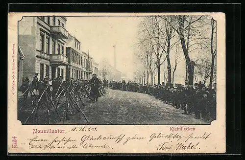 AK Neumünster, Strasse Kleinflecken mit Soldat