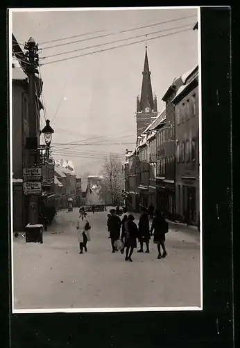 AK Leipzig, Strassenpartie mit Kirche im Winter, Passanten