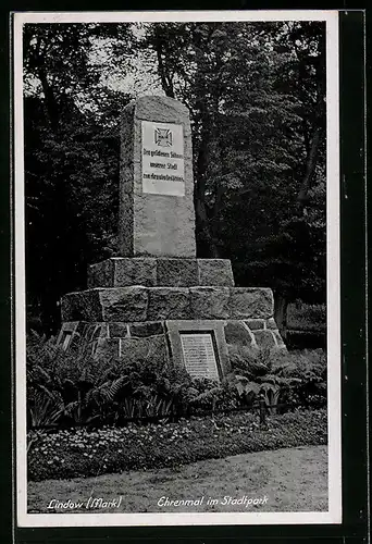 AK Lindow /Mark, Ehrenmal im Stadtpark