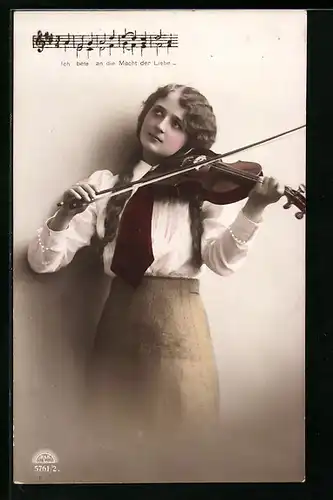 AK hübsche Musikerin spielt Geige