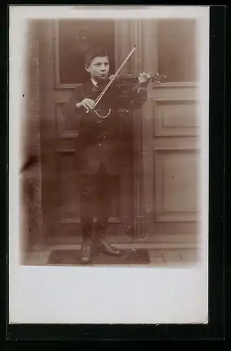 AK Knabe mit Geige vor einer Haustür
