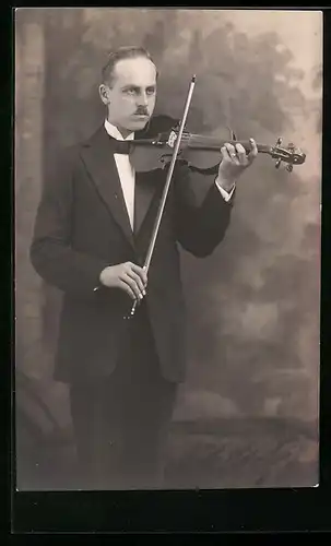 Foto-AK Geiger vor Fotokulisse