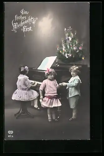AK Mädchen am Klavier spielt Tanzmusik für die anderen beiden, Weihnachtsgruss