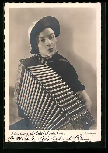 AK I bin lustig, ob i Geld hab oder Kans, Dame mit Hut spielt Akkordeon