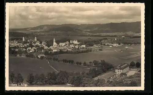 AK Isny /Allg., Gesamtansicht mit Umgebung aus der Vogelschau