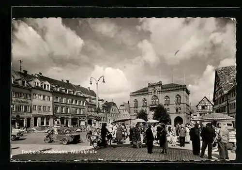 AK Tauberbischofsheim, Szene auf dem Marktplatz