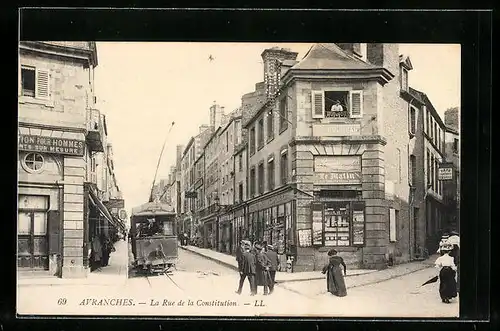 AK Avranches, La Rue de la Constitution, Strassenpartie mit Strassenbahn