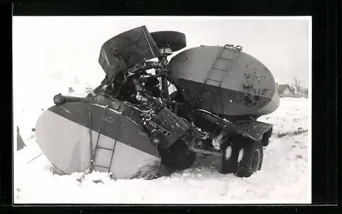 Foto-AK Mondsee, Unfall mit 2 Gastank-Lastwagen 1950 im Schnee
