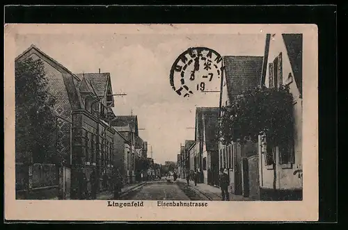 AK Lingenfeld, Eisenbahnstrasse mit Passanten