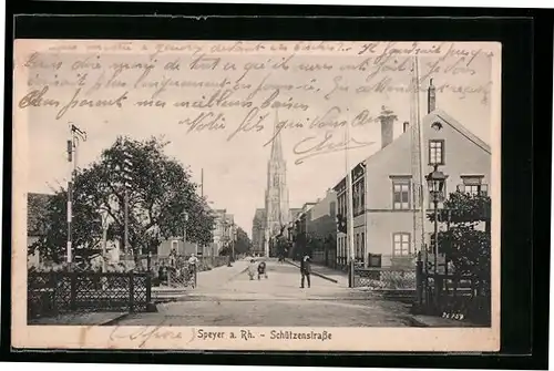 AK Speyer /Rh., Schützenstrasse mit Bahnübergang und Kirche