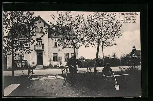 AK Steinigtwolmsdorf, Sommerfrische und Restaurant Waldhaus, mit Gärtnern