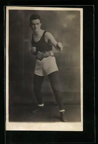 AK Boxer mit Meistergürtel in Boxpose
