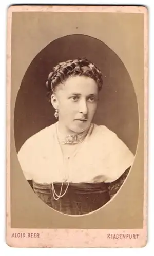 Fotografie Alois Beer, Klagenfurt, St. Veiter-Str. 24, Junge Frau mit Flechtfrisur und Kette