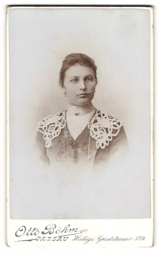 Fotografie Otto Böhm, Passau, Heilige Geiststr. 379, Junge Frau mit Ornament-Kragen