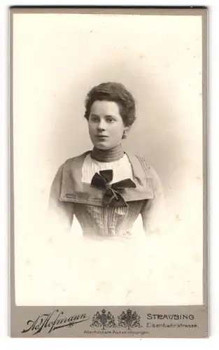 Fotografie Ad. Hofmann, Straubing, Eisenbahnstr. 526 1 /2, Junge Frau im taillierten Kleid