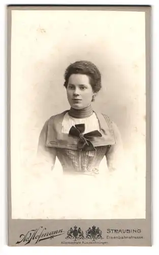 Fotografie Ad. Hofmann, Straubing, Eisenbahnstr. 526 1 /2, Junge Frau im edlen taillierten Kleid