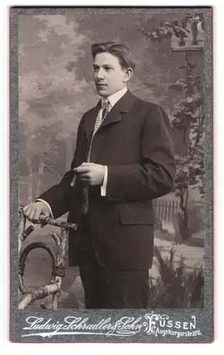 Fotografie Ludwig Schradler & Sohn, Füssen, Augsburgerstr. 276, Wohlhabender junger Mann mit Zigarre