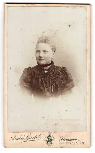 Fotografie Andr. Specht, Flensburg, Holm 12, Hübsche junge Frau mit lockigem Haar