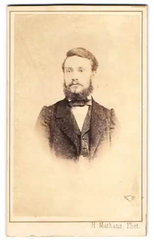 Fotografie H. Mathaus, München, Schwanthalerstr., Portrait eines Herrn mit Vollbart