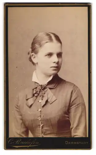 Fotografie C. Backofen, Darmstadt, Junge Frau mit Kreuz-Kette