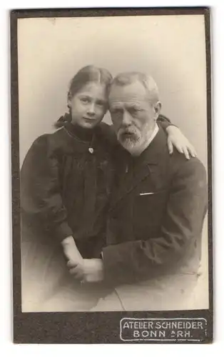 Fotografie Atelier Schneider, Bonn a. Rh., Grossvater mit Enkelin im Portrait