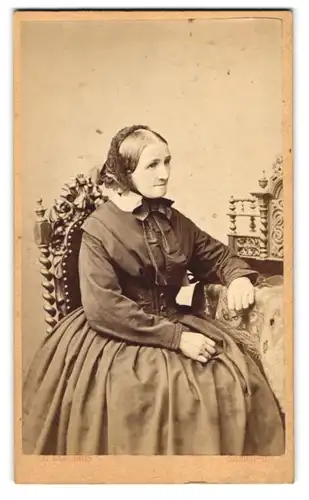 Fotografie H. Mathaus, München, Schwanthalerstr. 10a, Portrait einer Frau mit Haube