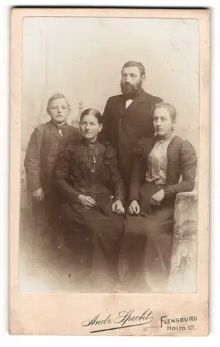 Fotografie Andr. Specht, Flensburg, Holm 12, Familie im Portrait
