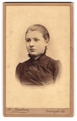 Fotografie C. Paulsen, Haderslev, Storegade 430, Junges Mädchen mit Brosche