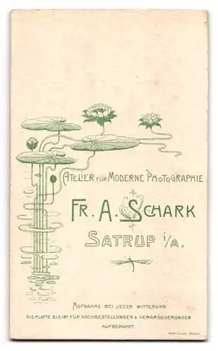 Fotografie Fr. A. Schark, Satrup i. A., Junge Frau mit Buch