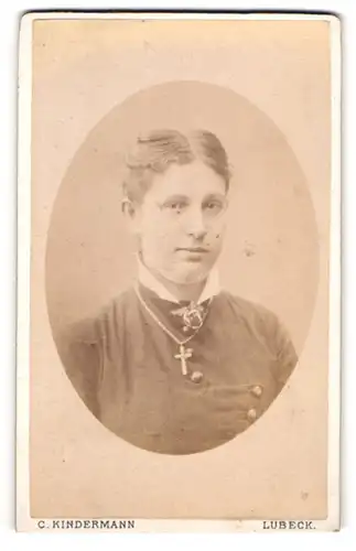 Fotografie C. Kindermann, Lübeck, Fleischhauerstr. 99, Portrait einer jungen Frau mit Kreuz-Kette