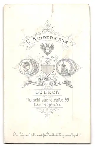 Fotografie C. Kindermann, Lübeck, Fleischhauerstr. 99, Portrait einer jungen Frau mit Kreuz-Kette